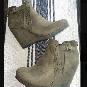 Daisy Fuentes Army Green Booties